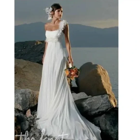 Elegant White One-Shoulder Gown - Picture 1 of 8